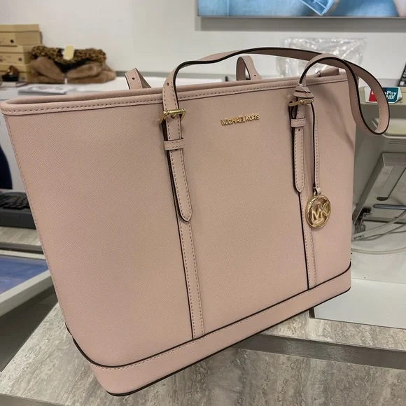 MICHAEL KORS
Jet Set Travel Lg Top Zip Shoulder Tote Saffiano Leather
Pwdr Blush - Picture 3 of 16